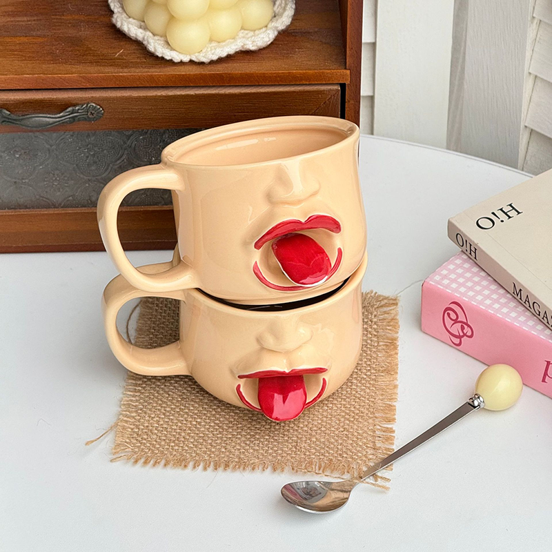 Tazza in ceramica con motivo astratto e originale raffigurante una lingua