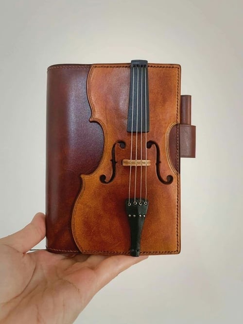 🔥OFFERTA SPECIALE - Taccuino vintage in pelle a forma di violino - Diario a righe in stile retrò per scrivere, regalo musicale per musicisti, insegnanti di musica e appassionati di musica (spedizione gratuita con l'acquisto di 2 pezzi
