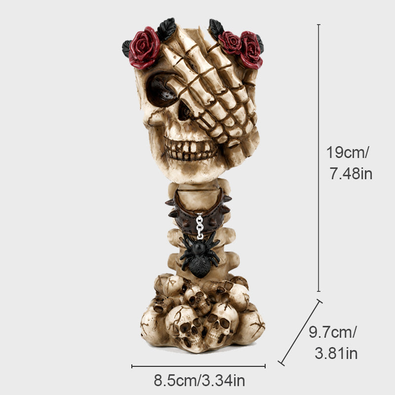 Vaso a forma di mano con teschio: decorazione d'interni in stile gotico con composizione floreal