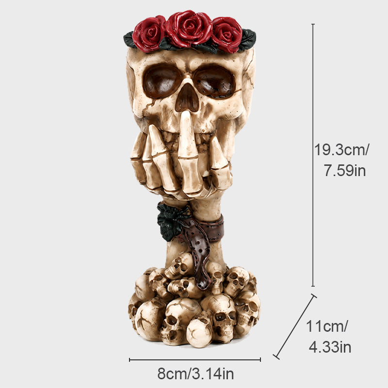 Vaso a forma di mano con teschio: decorazione d'interni in stile gotico con composizione floreal