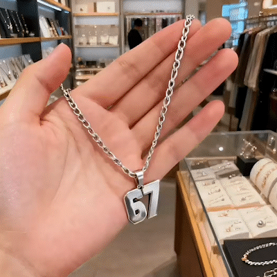 Collana con ciondolo numero 67: un pezzo unico per ogni fashionista
