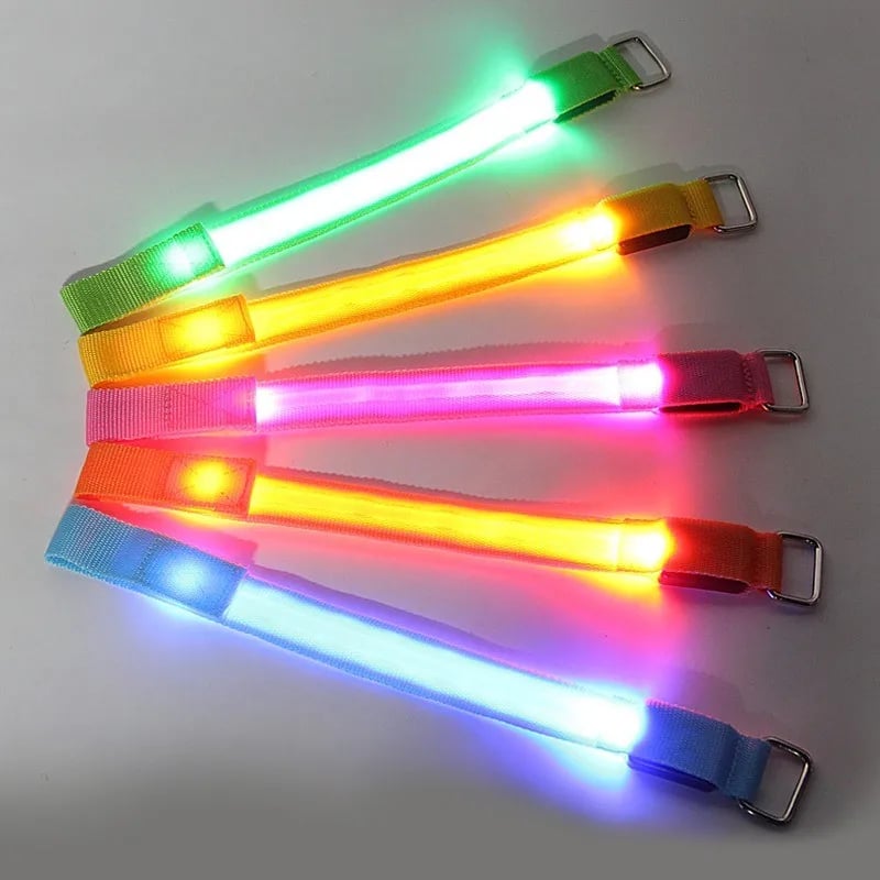 🐎 Cinghie LED per zampe di cavallo – Confezione da 4 | Luci di sicurezza ricaricabili per l'equitazione notturna | Chiusura in velcro regolabile adatta a cavalli di tutte le taglie ✨