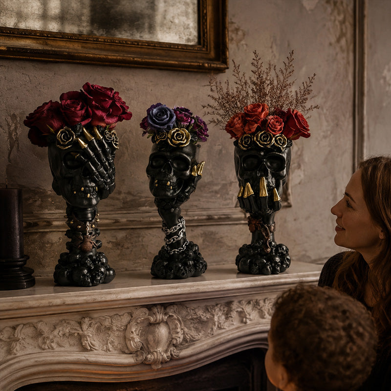 Vaso a forma di mano con teschio: decorazione d'interni in stile gotico con composizione floreal
