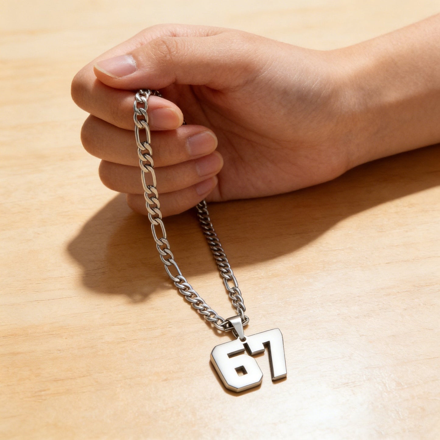 Collana con ciondolo numero 67: un pezzo unico per ogni fashionista
