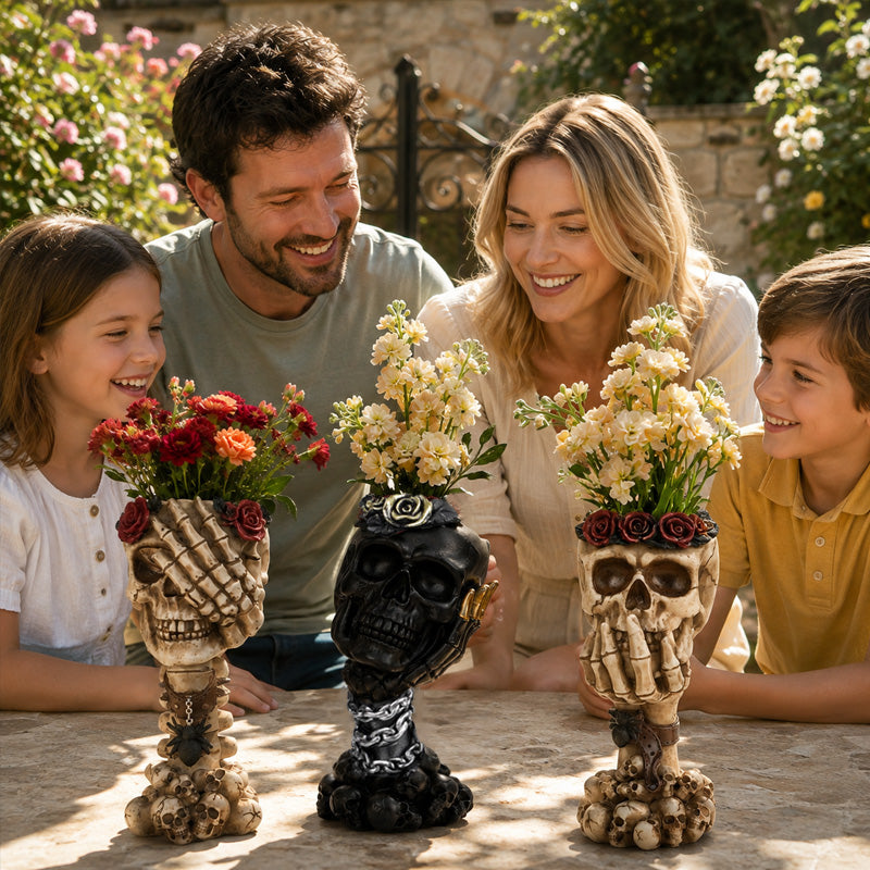 Vaso a forma di mano con teschio: decorazione d'interni in stile gotico con composizione floreal