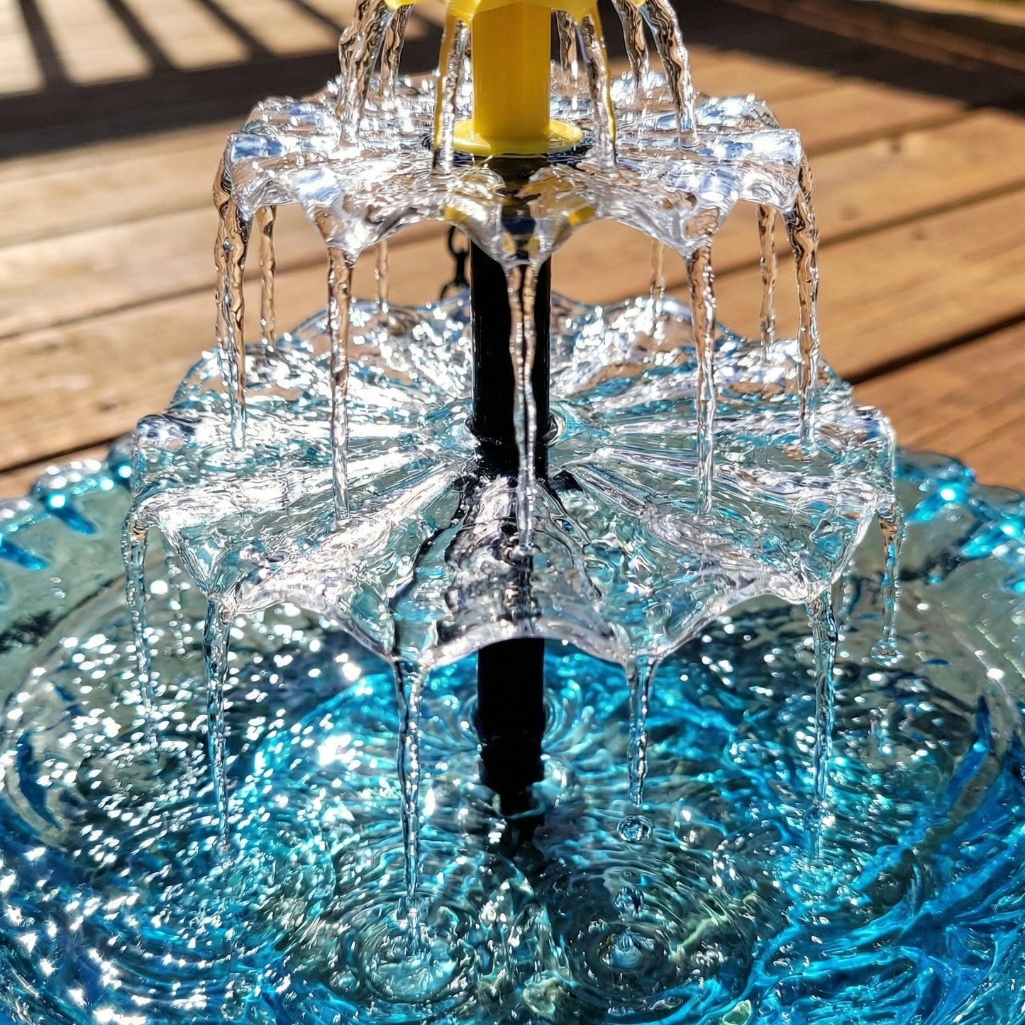 Solar Cascade vaschetta per uccelli sospesa con fontana
