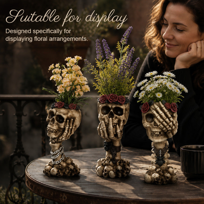 Vaso a forma di mano con teschio: decorazione d'interni in stile gotico con composizione floreal