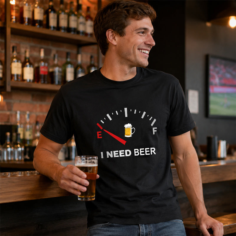 🍻 Maglietta con grafica divertente “I Need Beer” (Ho bisogno di birra) con indicatore di livello: una maglietta comoda e originale per gli amanti della birra! ⛽