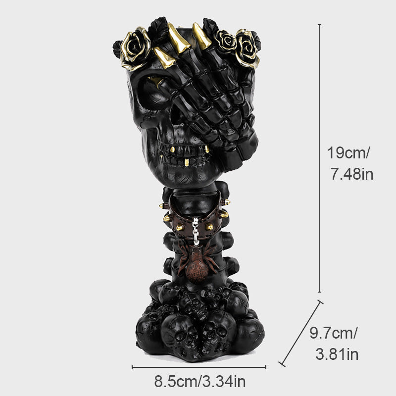 Vaso a forma di mano con teschio: decorazione d'interni in stile gotico con composizione floreal
