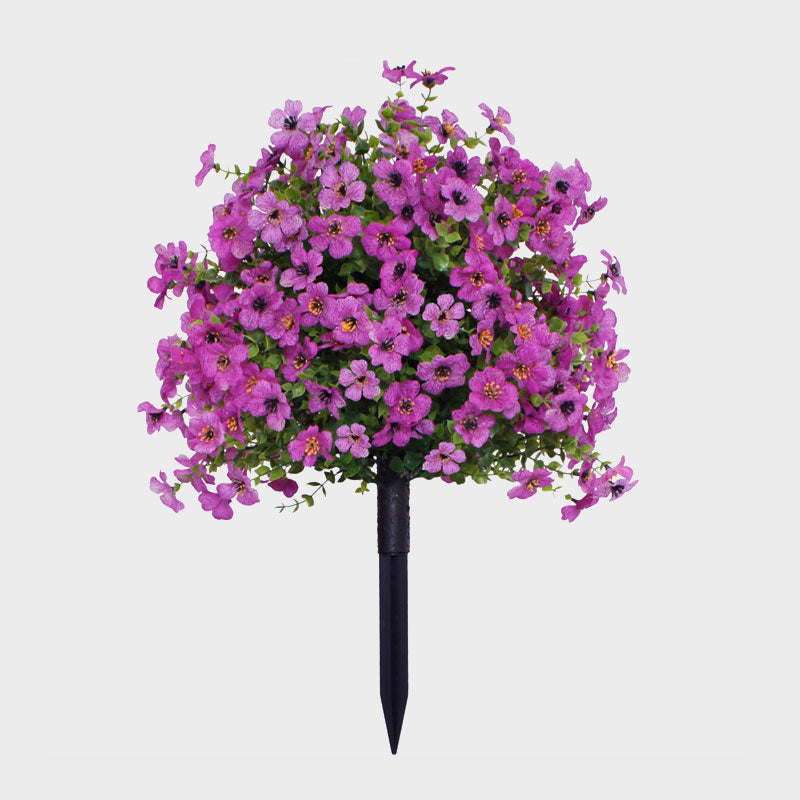 Composizione floreale con eucalipto artificiale e violette in vaso
