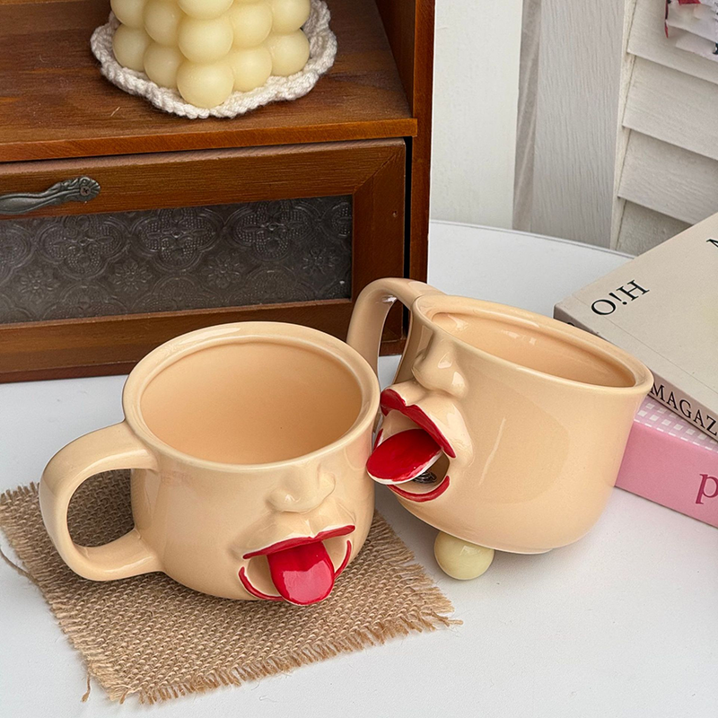 Tazza in ceramica con motivo astratto e originale raffigurante una lingua