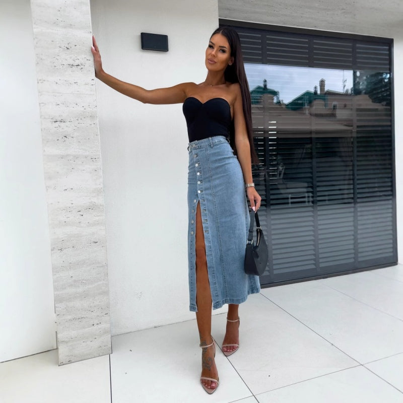 Gonna aderente in denim con spacchi e chiusura a bottoni