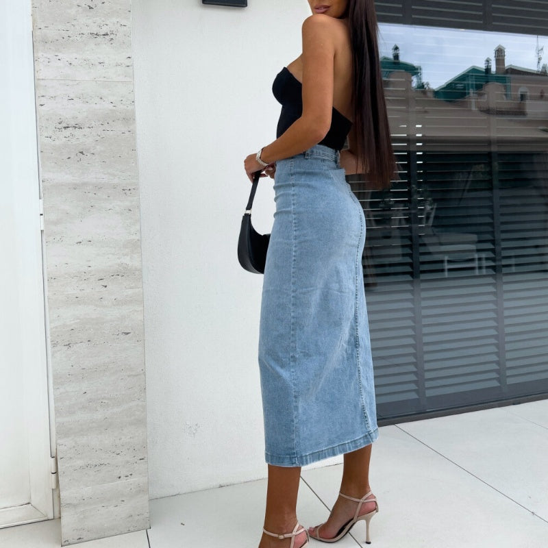 Gonna aderente in denim con spacchi e chiusura a bottoni